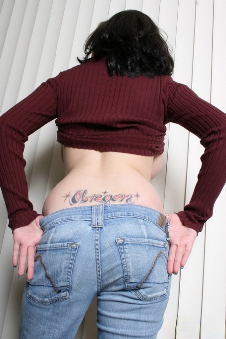 Amateur model Haley Crush frees her great tits before baring her ass