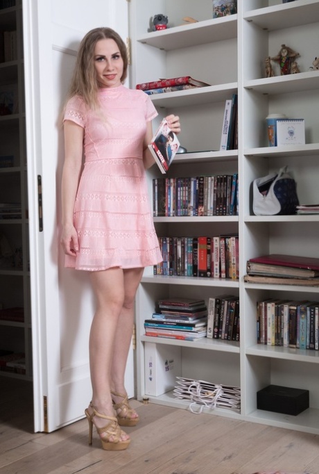 Amateur chick hikes up her dress and takes off her panties to air her beaver