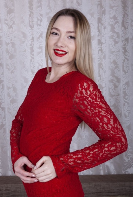 Blonde amateur Sunshine Ray sports red lips while getting totally naked