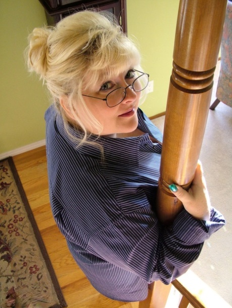 Older blonde fatty Taffy Spanx highlights her shaved cunt during solo action