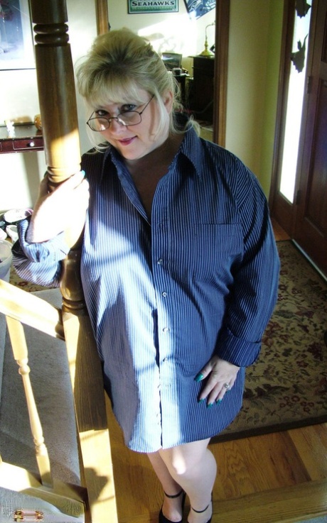 Older blonde fatty Taffy Spanx highlights her shaved cunt during solo action