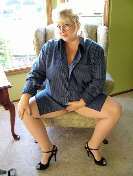Older blonde fatty Taffy Spanx highlights her shaved cunt during solo action