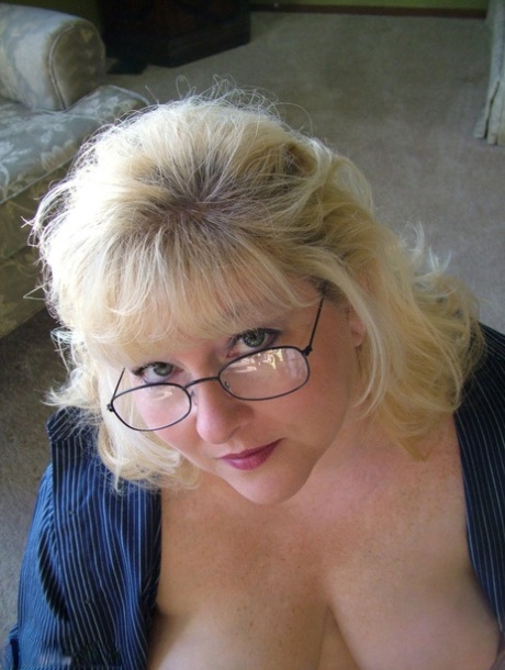 Older blonde fatty Taffy Spanx highlights her shaved cunt during solo action