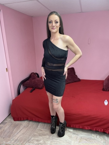 Older lady with tattoos Shae Kink masturbates with a vibrator in heels