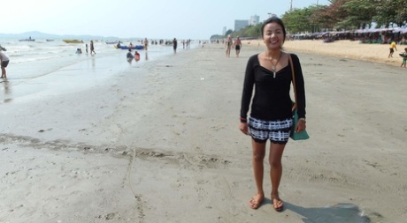 Thai first timer bangs a Farang without protection after a beach meetup