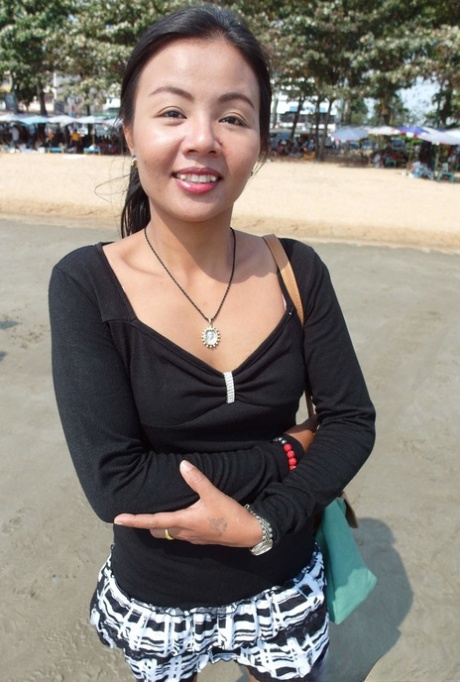 Thai first timer bangs a Farang without protection after a beach meetup