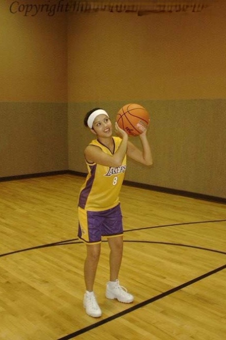Beautiful Laker doll Sunny Leone shows off her sexy cooch during practice