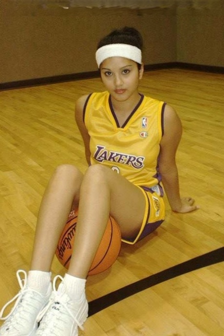 Beautiful Laker doll Sunny Leone shows off her sexy cooch during practice