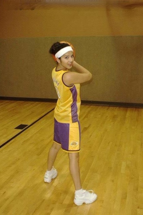 Beautiful Laker doll Sunny Leone shows off her sexy cooch during practice