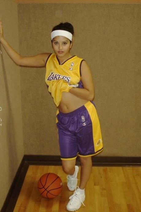 Beautiful Laker doll Sunny Leone shows off her sexy cooch during practice