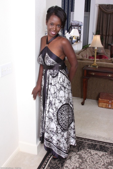 Afro-American cutie Sayanna Monroe flaunts her big curves and chocolate pussy