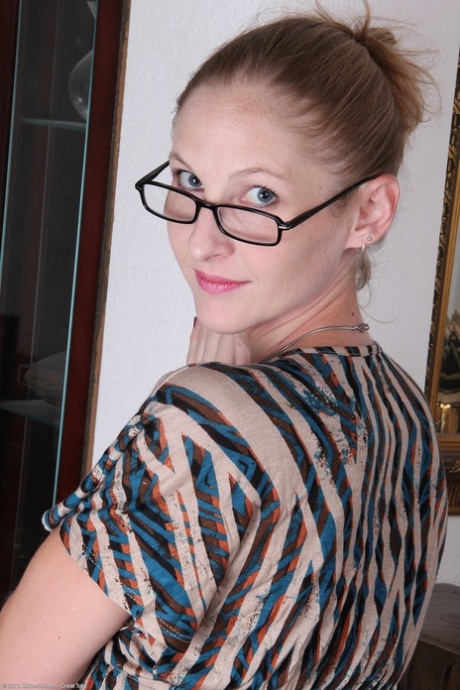 Nerdy MILF Beyla reveals her thin body and rubs her twat on the floor