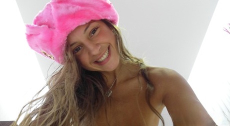 Skinny babe Melena Tara posing and fingering her beaver in a solo