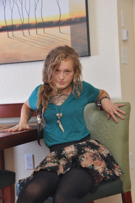 Curly-haired teen Naomi strips to her stockings & spreads her hairy cunt