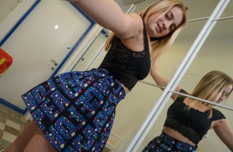 Gorgeous amateur blonde exposing her natural tits and round ass in a solo